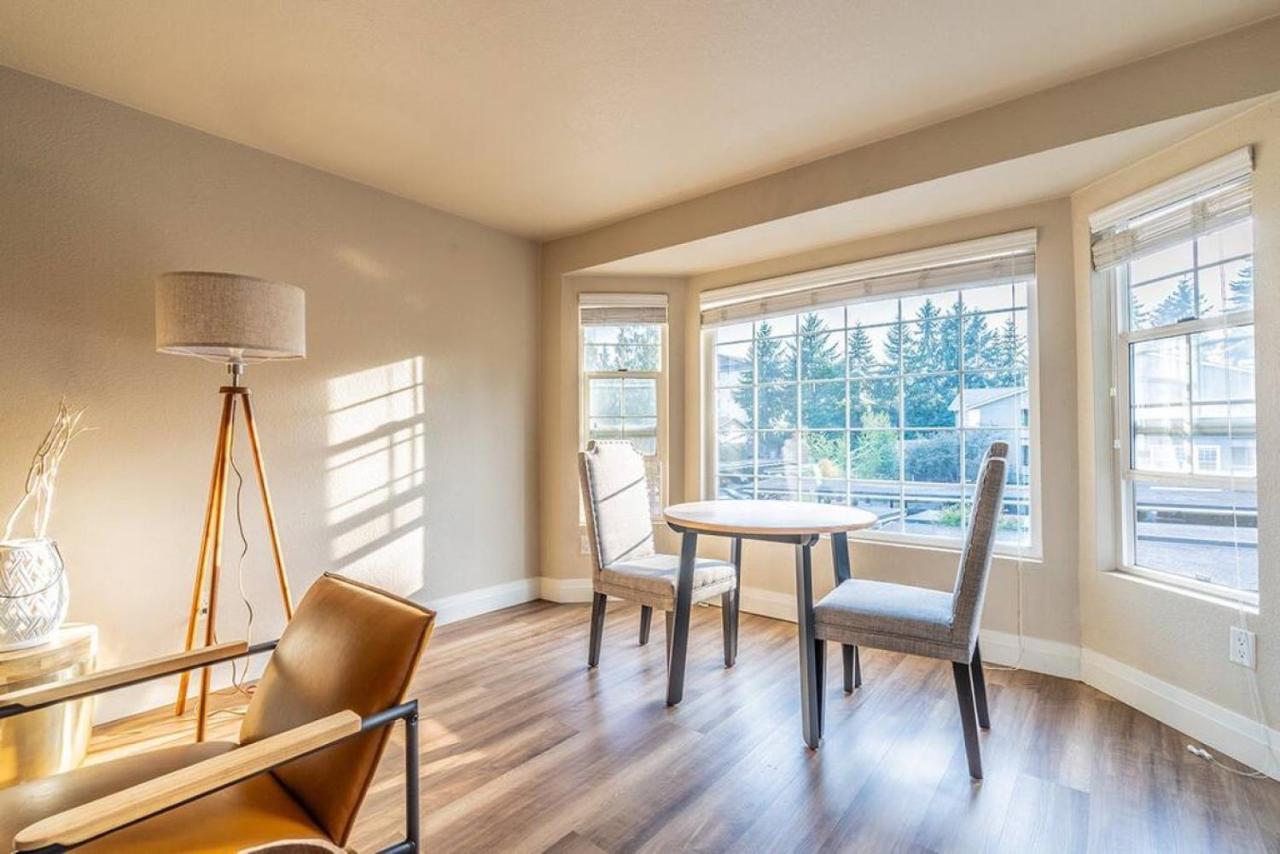 Modern And Spacious Apartment- Gym, Wifi, Free Parking Seattle Exteriör bild